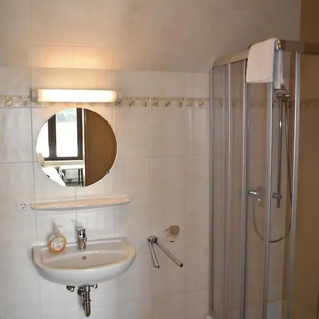 Zur Schleuse Garni Am Elbe Luebeck - Kanal In