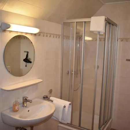 בית הארחה Zur Schleuse Garni Am Elbe Luebeck - Kanal In 3*