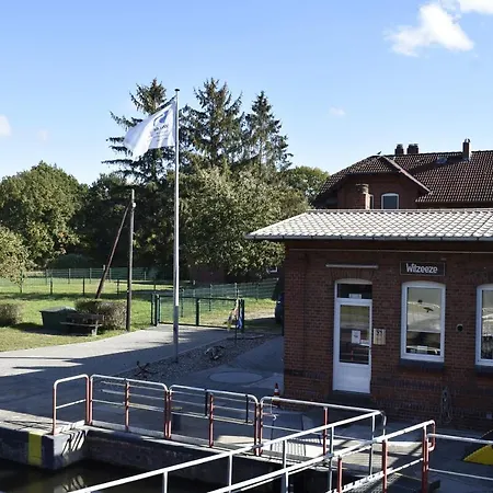 Zur Schleuse Garni Am Elbe Luebeck - Kanal In Gæstehus Witzeeze